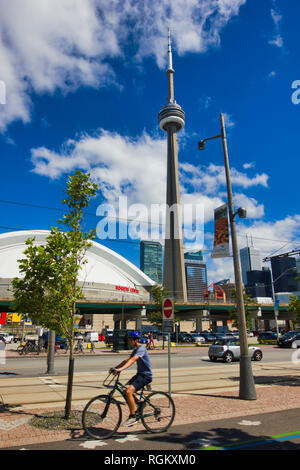 Radfahrer, Rogers Centre und dem CN Tower, Toronto, Toronto, Ontario, Kanada Stockfoto