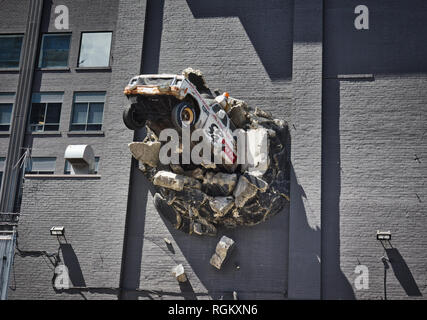 Skulptur von Nachrichten Lkw aus der Wand brechen, CTV (City TV) Gebäude (1913), Queen Street West, Toronto, Ontario, Kanada Stockfoto