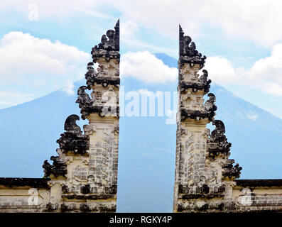 Historische Wahrzeichen Lempuyang Tempel, Bali, Indonesien, Asien, mit herrlichen Blick durch Tore auf Blau bewölkt Berg im Hintergrund. Niemand, q Stockfoto