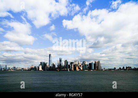 Spektakuläre Aussicht, das Stadtbild von New York Skyline mit Wolken die Konzentration auf die Mitte, auf die Oberseite der Wolkenkratzer und Gebäuden. Stockfoto