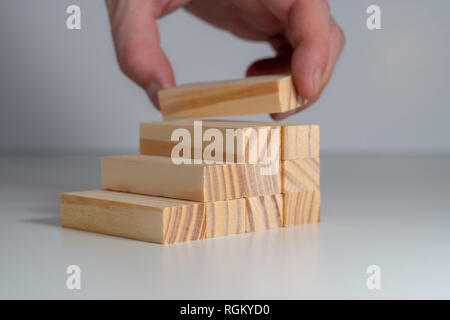 Nach oben! Block Treppen zu Nirgendwo mit Eine Hand, stellt einen neuen Schritt Stockfoto