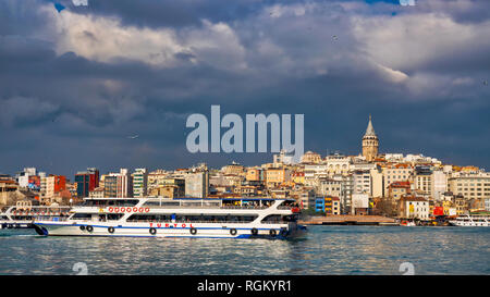 Blick auf die Skyline von Karaköy, den Bosporus, Istanbul, Türkei Stockfoto