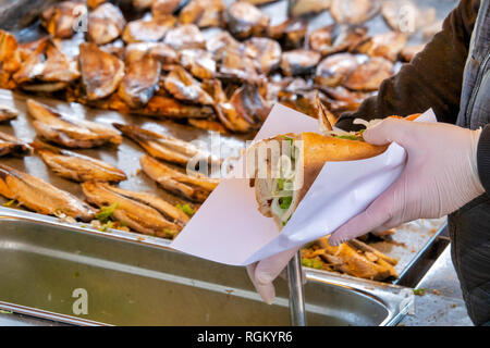Street Hersteller den Verkauf der traditionellen Balik Ekmek (gegrillten Fisch Sandwich) in Eminönü Istanbul, Istanbul, Türkei Stockfoto
