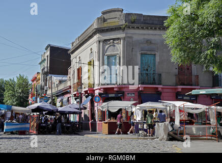 Street Market in der bunten Stadtteil La Boca in Buenos Aires, Argentinien Stockfoto