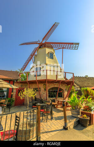 Alte Windmühle an einem sonnigen Tag mit blauen Himmel. Santa Ynez Valley, Kalifornien, USA. Solvang ist ein dänisches Dorf, bekannt für seine Windmühlen. Beliebte Stockfoto