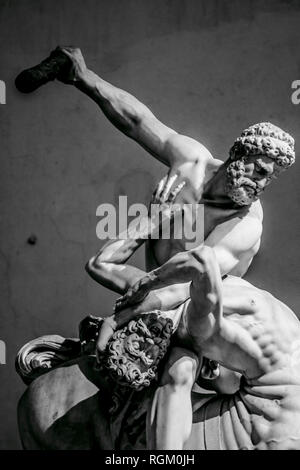 Hercules und der kentaur Nessus, Loggia dei Lanzi, Piazza Signoria - Florenz in Schwarz und Weiß Stockfoto