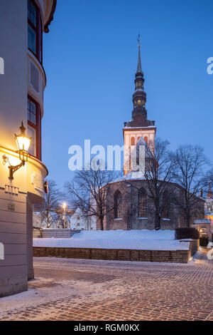 Winter Dawn in Tallinn, Altstadt, Estland. Kirche St. Nikolaus in der Ferne. Stockfoto