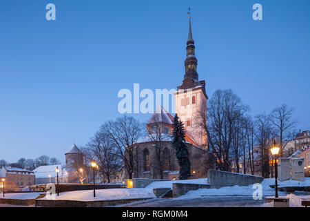 Winter Dawn in der St. Nikolaus Kirche in Tallinn, Estland. Stockfoto