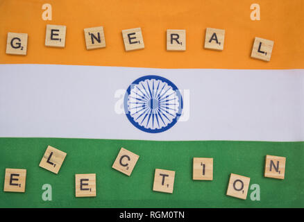 Konzept der Indain allgemeine Wahlen in Holz- Buchstaben auf die indische Flagge. Stockfoto