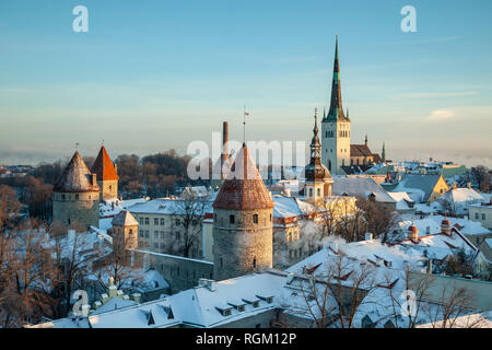 Iconic Blick auf Tallinn Altstadt an einem Wintermorgen, Estland. Stockfoto