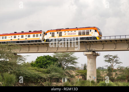 Der madaraka Express Passenger Service Zug auf einem Viadukt Abschnitt von Nairobi nach Mombasa Standard Gauge Railway SGR, Athi, Kenia Reisen Stockfoto