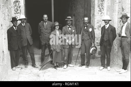 Howard Carter das Grab des Tutanchamun im Tal der Könige, Luxor, Ägypten entdeckt. November 1922. Lord Carnarvon und seine Partei, (L - R) Herr Luce, Hon R Bethall, Herr Callender, Lady Evelyn Herbert, Howard Carter und Lord Carnarvon, Herr Alfred Lucas, Herr Burton. Von Bildmaterial in den Archiven der Presse Portrait Service (ehemals Presse Portrait Präsidium) gescannt Stockfoto