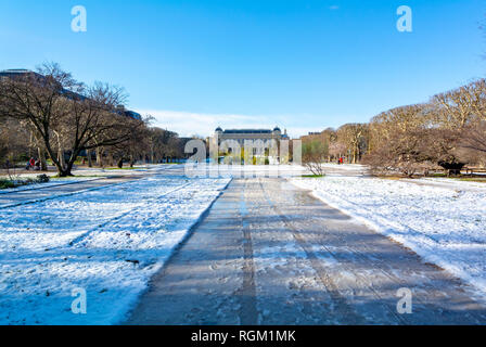 Grande Galerie de l'Evolution Evolution (Große Galerie) in Jardin des Plantes unter Schnee, Paris, Frankreich Stockfoto