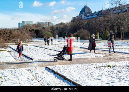 Leute, Jardin des Plantes unter Schnee, Paris, Frankreich Stockfoto