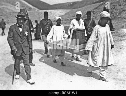 Howard Carter das Grab des Tutanchamun im Tal der Könige Luxor entdeckt als Elemente aus dem Grab entfernt wurden. Von Bildmaterial in den Archiven der Presse Portrait Service gescannt - (ehemals Presse Portrait Bureau). Stockfoto