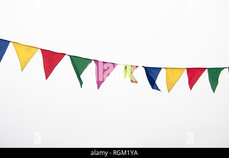 Farbenfrohe bunte dreieckige Fahnen, auf einem weißen Hintergrund, hängen Sie an einem Seil und flattern im Wind. Urlaub Dekoration, Karneval, Festival Stockfoto