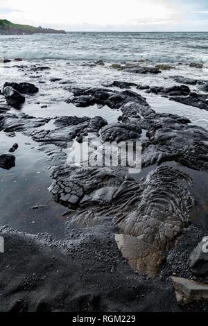 Aus verfestigter Lava Lava auf der Küstenlinie von Black Sand Beach/Punaluu Strand auf der grossen Insel von Hawaii. Stockfoto