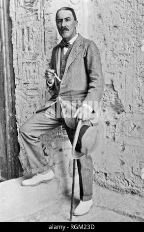 Eine Bilddatei des Archäologen Howard Carter das Grab des Tutanchamun im Tal der Könige, Luxor, Ägypten entdeckt. November 1922. Von Bildmaterial in den Archiven der Presse Portrait Service gescannt - (ehemals Presse Portrait Bureau). Stockfoto