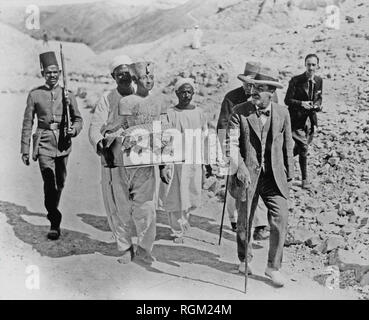 Howard Carter das Grab des Tutanchamun im Tal der Könige Luxor entdeckt als Elemente aus dem Grab entfernt wurden. Von Bildmaterial in den Archiven der Presse Portrait Service gescannt - (ehemals Presse Portrait Bureau). Stockfoto