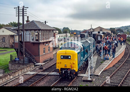 Diesel Tag an Bo'ness & Kinneil Railway Bo'ness Falkirk Schottland Großbritannien am 30. September 2006 mit Deltic 55022 Royal Scots Grey rückfahrscheinwerfer an der Station Stockfoto