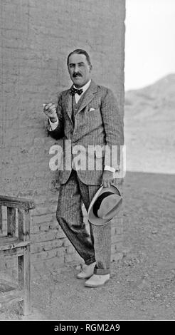 Howard Carter das Grab des Tutanchamun im Tal der Könige Luxor entdeckt als Elemente aus dem Grab entfernt wurden. Von Bildmaterial in den Archiven der Presse Portrait Service gescannt - (ehemals Presse Portrait Bureau). Stockfoto