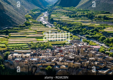 Blick auf die Stadt und die landwirtschaftliche Umgebung Im Kali Gandaki Tal Stockfoto