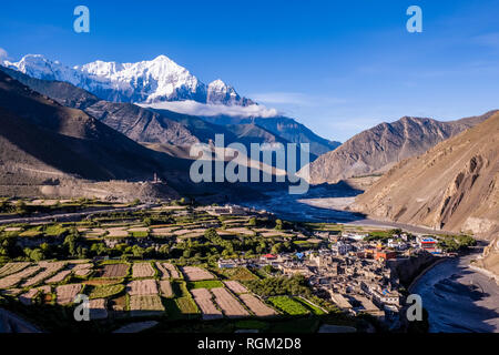 Blick auf die Stadt und die landwirtschaftliche Umgebung Im Kali Gandaki Tal, den Gipfel des Berges Nilgiri in der Ferne Stockfoto