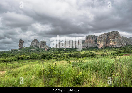 Blick auf die Berge Pungo Andongo, Pedras Negras (schwarze Steine), riesige geologische Rock Elementen, in Malange, Angola Stockfoto