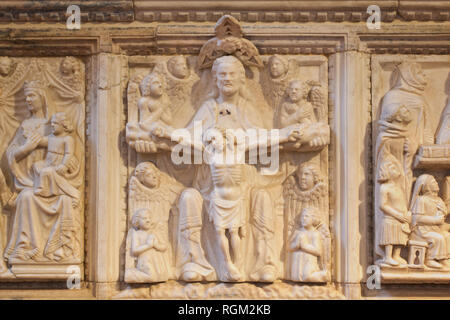 Auferstehung - Gott Holding gekreuzigten Jesus in seiner Hand - Detail der Aliprandi der Sarkophag (14 C) - Kirche San Marco, Mailand Stockfoto