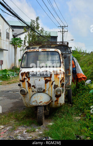 Can Tho, Vietnam - 30. Dezember 2017. Eine alte Tuk-tuk oder Auto-rikscha liegt am Strassenrand Verrosten in Can Tho. Stockfoto