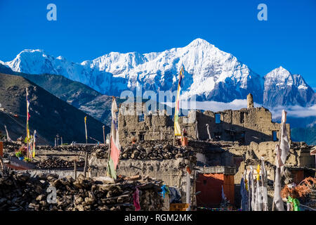 Skyline der Stadt, den Gipfel des Berges Nilgiri in der Ferne Stockfoto
