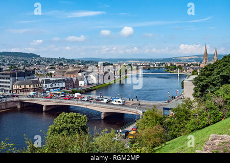 Aussicht über den Fluss Ness auf die westlichen Highlands Inverness Schottland Großbritannien mit der B 861-Brücke überspannt den Fluss & Greig Street Bridge hinter Stockfoto