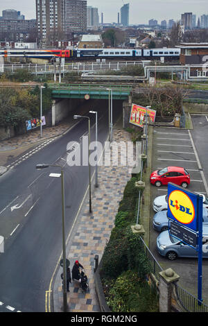 Mit Blick auf die Eisenbahnbrücke über Falcon Straße in Clapham Junction, London Stockfoto