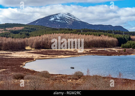 Scottish mountain Schiehallion mit Loch Kinardochy von B 846 südlich von Tummel Bridge in Perthshire Schottland Großbritannien gesehen Stockfoto