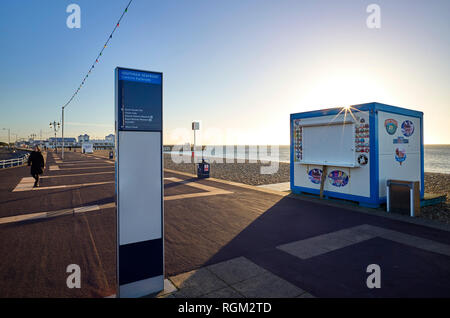 Southsea Seafront in Richtung Pier an einem Wintermorgen auf der Suche Stockfoto