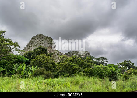 Blick auf die Berge Pungo Andongo, Pedras Negras (schwarze Steine), riesige geologische Rock Elementen, in Malange, Angola Stockfoto