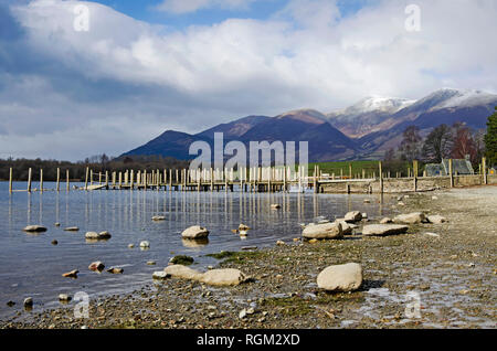 Keswick launch Liegeplätze und alten Boot Haus, Derwentwater, mit schneebedeckten Skiddaw hinter steigen, Winter, Lake District, Cumbria, England Großbritannien Stockfoto