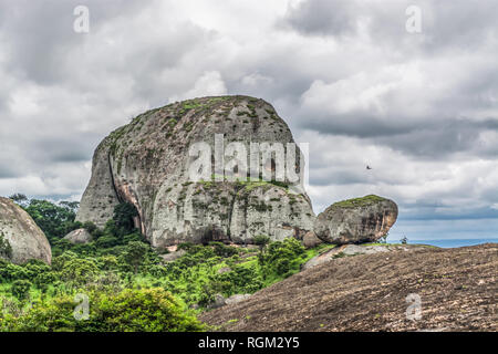 Blick auf die Berge Pungo Andongo, Pedras Negras (schwarze Steine), riesige geologische Rock Elementen, in Malange, Angola Stockfoto