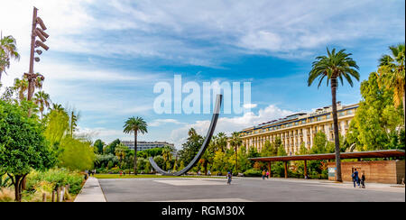 Nizza, Frankreich - Oktober 6, 2018: Panoramablick auf einen Platz in Nizza, Frankreich, die in einem Park befindet. Auf der rechten Seite können Sie ein Hotel und ich Stockfoto