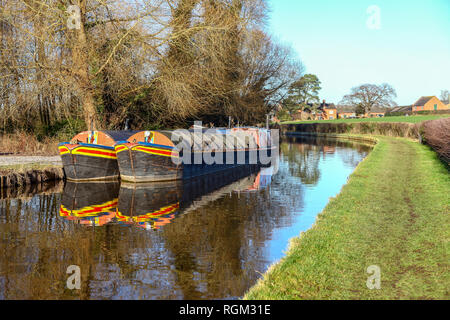 Kähne oder schmale Boote auf dem Llangollen-kanal Cheshire England Großbritannien Stockfoto