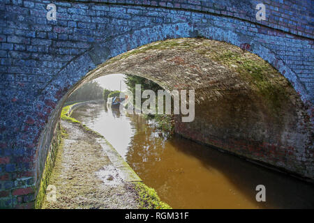 Kähne oder schmale Boote durch einen Kanal Brücke auf dem Llangollen-kanal Cheshire England UK gesehen Stockfoto