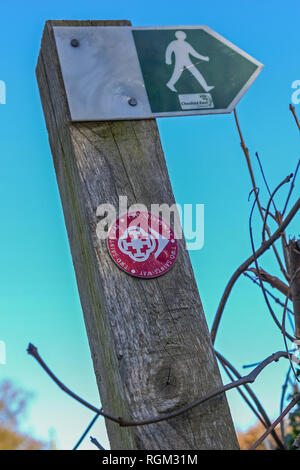 Ein Pfeil auf einem Fußweg waymarker Post sagt 'zwei heiligen Weg' Fußweg von Cheshire County Council zur Verfügung gestellt Stockfoto