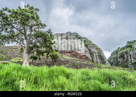 Blick auf die Berge Pungo Andongo, Pedras Negras (schwarze Steine), riesige geologische Rock Elementen, in Malange, Angola Stockfoto