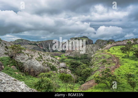 Blick auf die Berge Pungo Andongo, Pedras Negras (schwarze Steine), riesige geologische Rock Elementen, in Malange, Angola Stockfoto