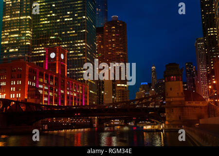 Nacht Blick auf den Chicago River und Marina City Towers Stockfoto