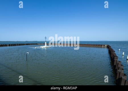 Das Kreuz in der Lago di Lesina in Italien Stockfoto