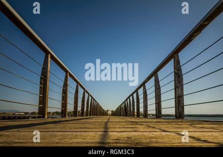 Holzsteg zum Hafen Stockfoto