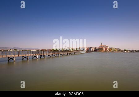 Gehweg auf See Lesina und Blick auf das Dorf im Hintergrund Stockfoto