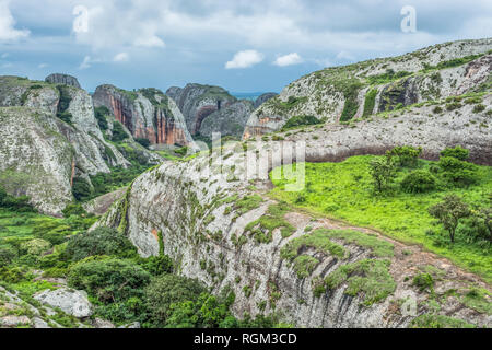 Blick auf die Berge Pungo Andongo, Pedras Negras (schwarze Steine), riesige geologische Rock Elementen, in Malange, Angola Stockfoto