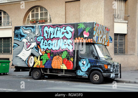 Graffiti bedeckt Van & Ambulante Gemüsehändler oder Obst und Gemüse Verkäufer geparkt in der Straße Paris Frankreich Stockfoto
